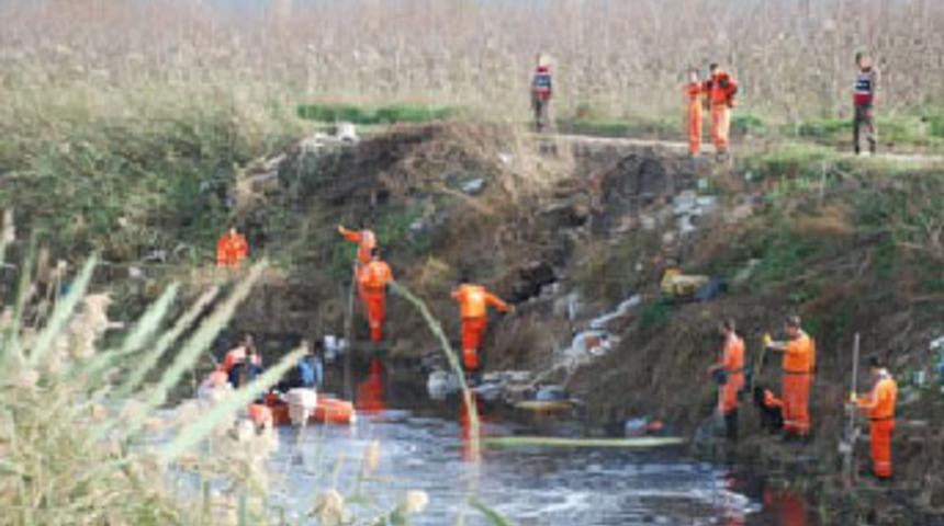 Hamile kadını öldürüp oğlunu dereye attı