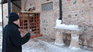 Kardan adamı musalla taşına yatırdılar