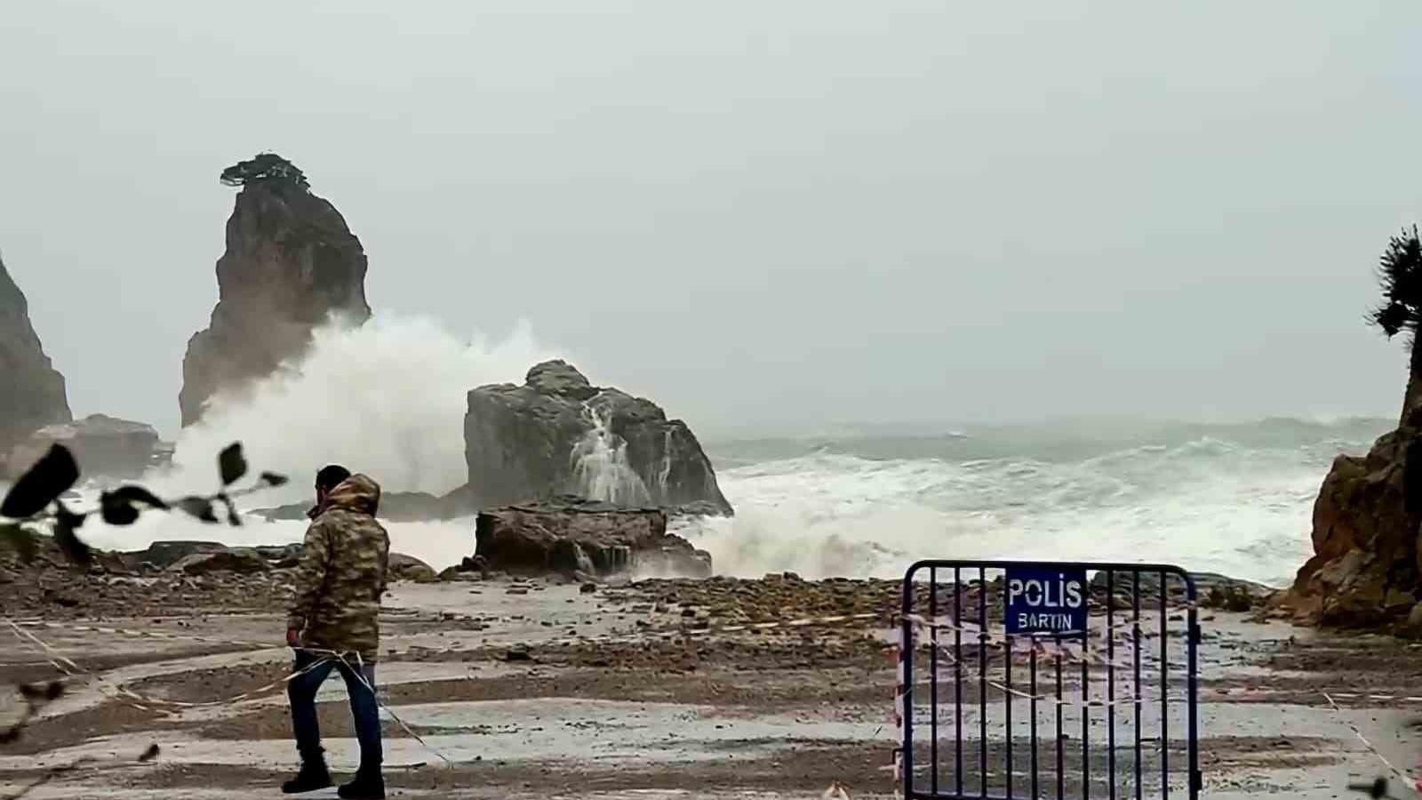 Amasra’da dalgaların boyu 10 metreyi aştı