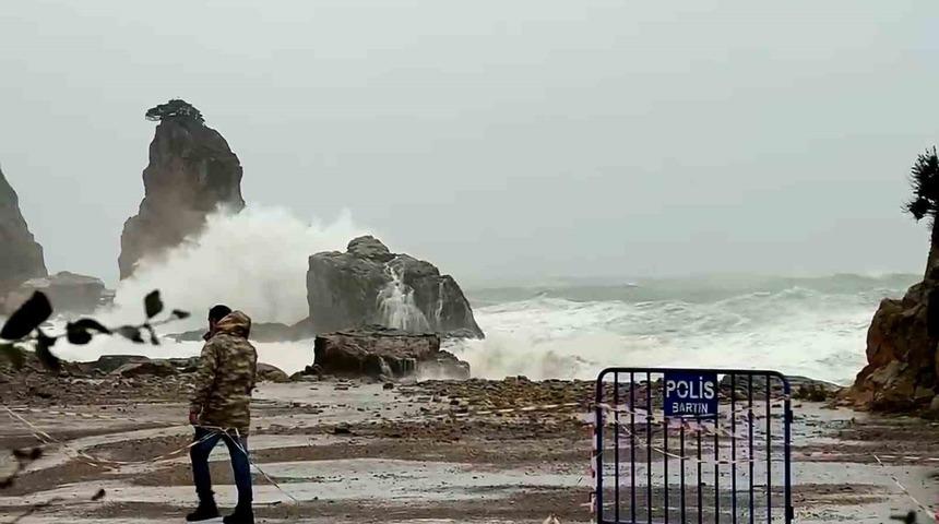 Amasra&rsquo;da dalgaların boyu 10 metreyi aştı