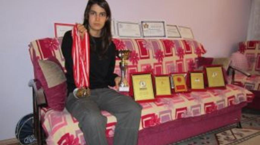 Atletizmde T&uuml;rkiye 3. olan Durdane K&ouml;kbudak imkansızlıktan sakat kalıyor