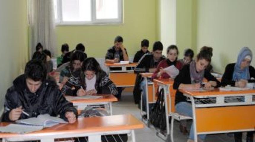 Hakkari'de Ders &Ccedil;alışma ve Kitap Okuma Salonu'na b&uuml;y&uuml;k ilgi