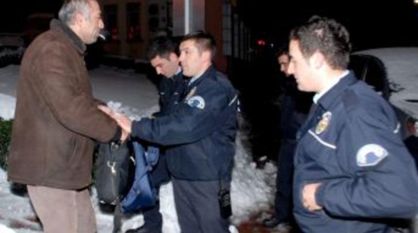 Ş&uuml;pheli &ccedil;antalardan 2 adet diz&uuml;st&uuml; bilgisayar ve giyim eşyası &ccedil;ıktı