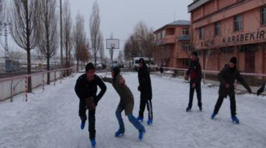Basketbol sahasını buz pateni pistine d&ouml;n&uuml;şt&uuml;rd&uuml;ler