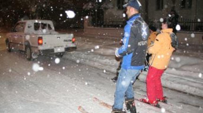 Erzincan caddelerinde kızaklarla kaydılar