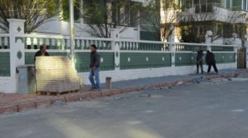 Konyaaltı'nda altyapısı biten yollarda kaldırım &ccedil;alışması yapılıyor