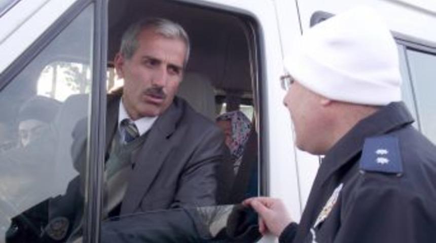 Trafik ekipleri şof&ouml;rlere &ccedil;ay ikram ederken, gizli buzlanma uyarısı yaptı