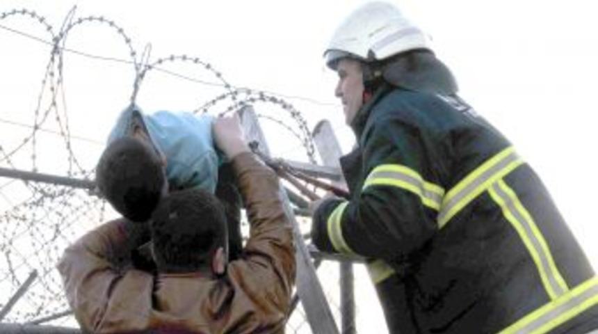 K&uuml;&ccedil;&uuml;k &ccedil;ocuk topunu almak i&ccedil;in jiletli telde sıkıştı