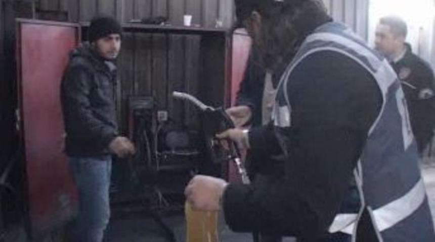 İzmir'de ka&ccedil;ak akaryakıta 'T&uuml;nel' operasyonu: 12 kişi g&ouml;zaltında