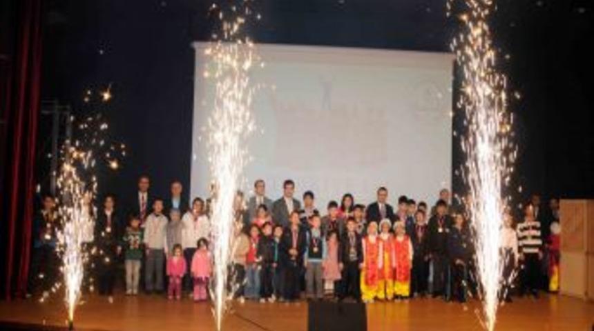 Yıldırımhan&rsquo;dan Vanlı &ouml;ğrencilere madalya