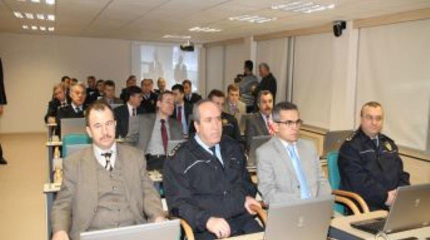 Polis, 'akıllı sınıf' sayesinde eğitim i&ccedil;in yolda zaman kaybetmeyecek