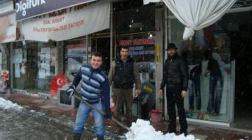 Esnaf Kar Temizliği Yaptı