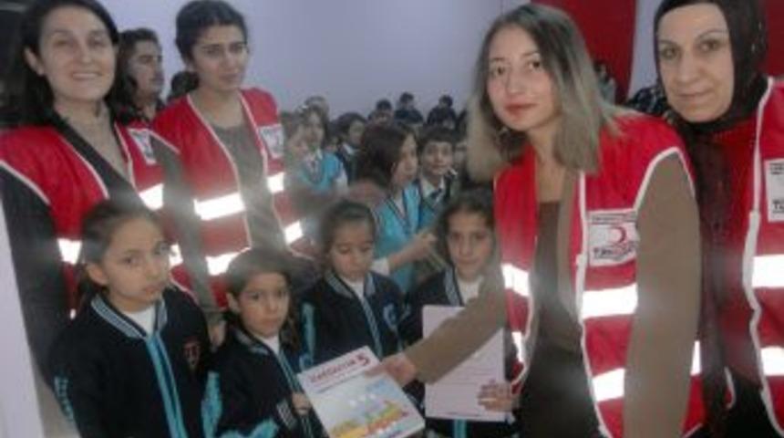 Kampanya ile toplanan kitaplar tatil &ouml;ncesi &ouml;ğrencilerle buluştu