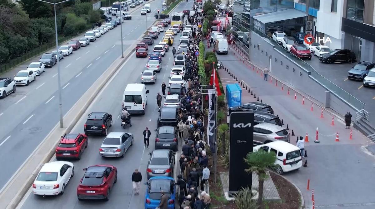 Akın ettiler, kuyruk oldu! Zincir market a&ccedil;ılışında indirim izdihamı 2
