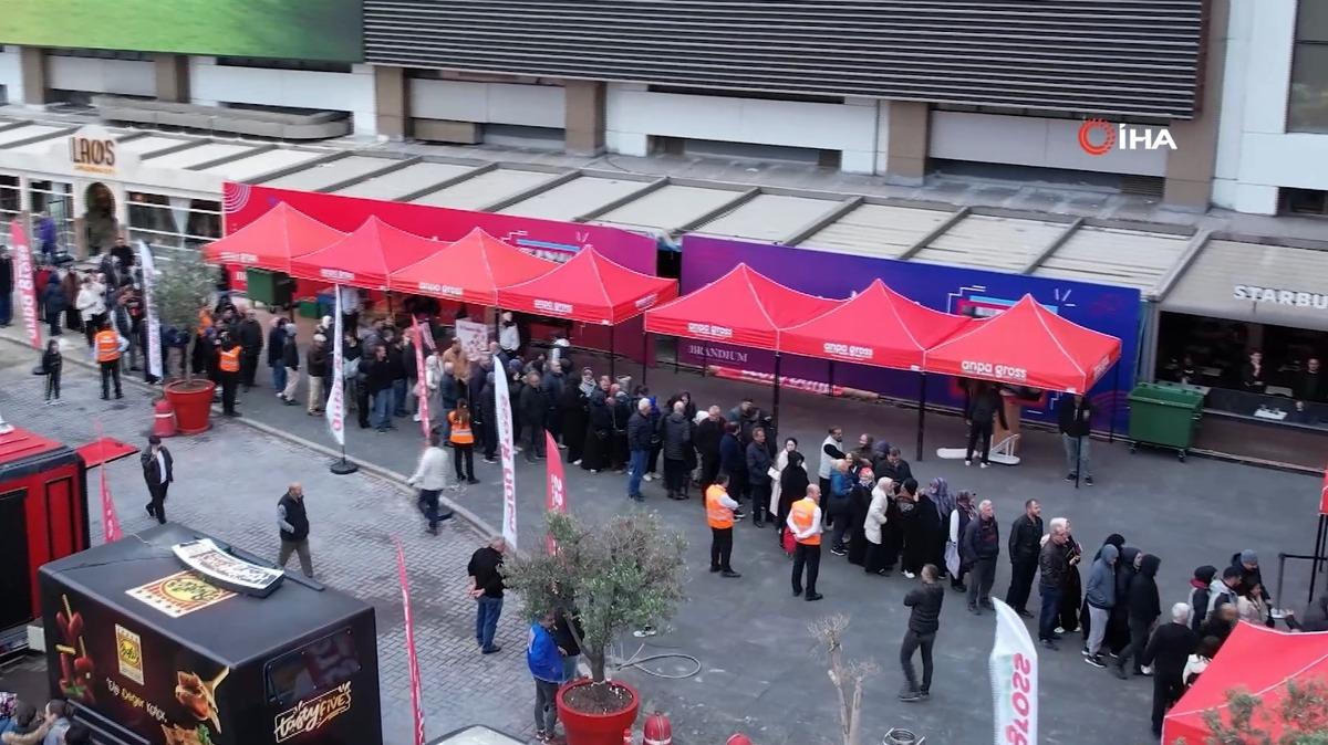 Akın ettiler, kuyruk oldu! Zincir market a&ccedil;ılışında indirim izdihamı 1