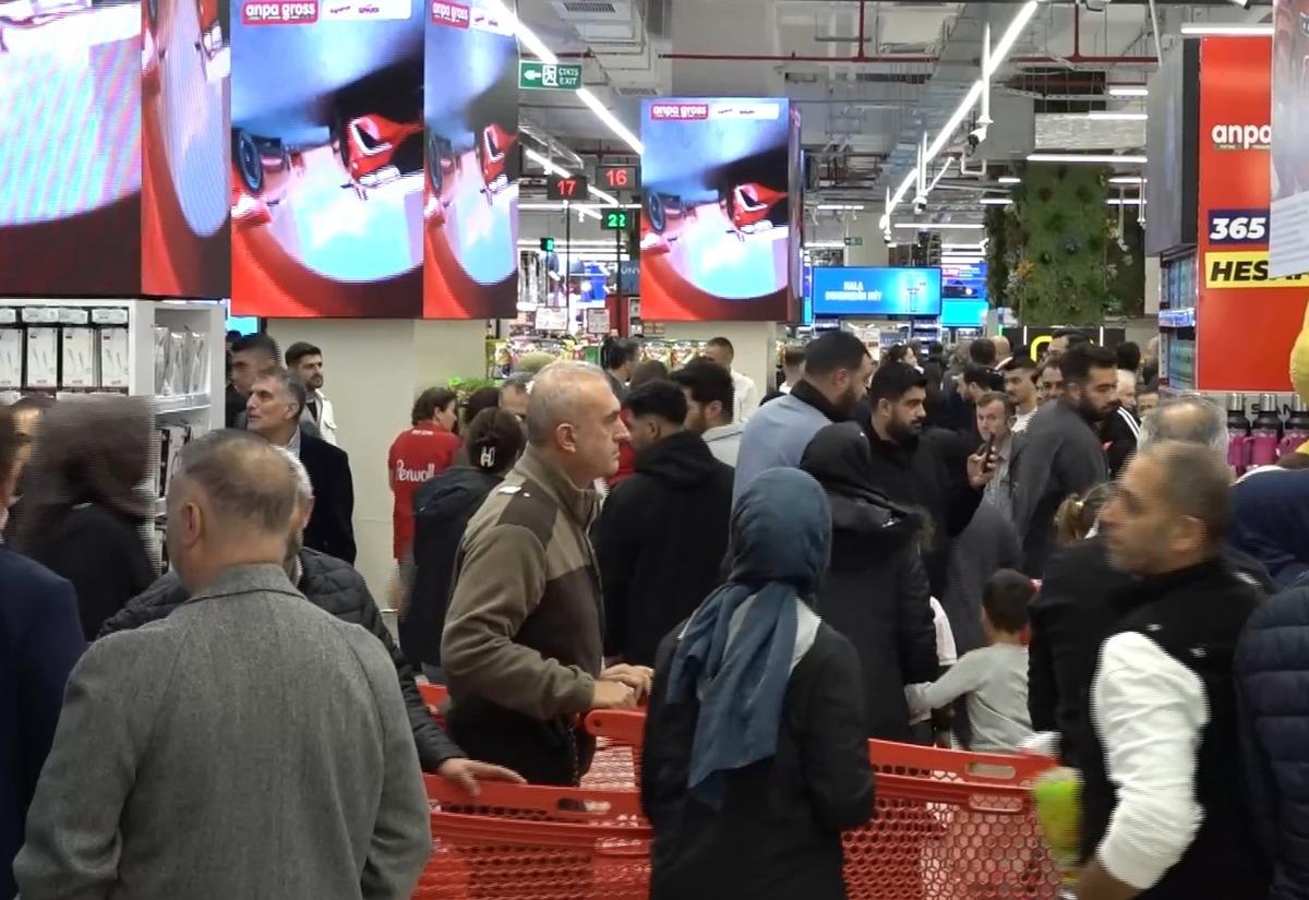 Akın ettiler, kuyruk oldu! Zincir market a&ccedil;ılışında indirim izdihamı 3