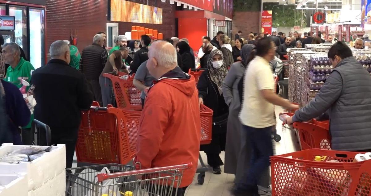 Akın ettiler, kuyruk oldu! Zincir market a&ccedil;ılışında indirim izdihamı 4