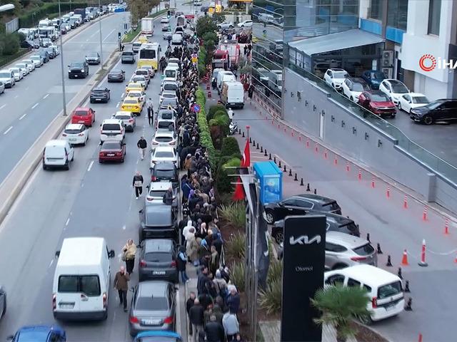 Akın ettiler, kuyruk oldu! Zincir market a&ccedil;ılışında indirim izdihamı