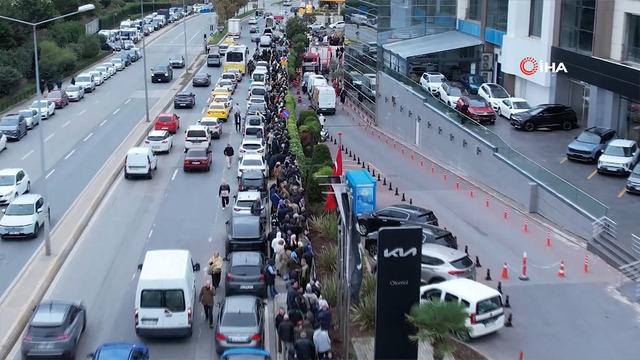 Akın ettiler, kuyruk oldu! Zincir market açılışında indirim izdihamı