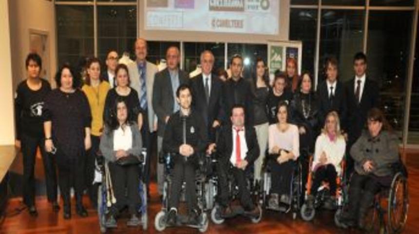 Tasarım &ouml;ğrencilerinin dikeceği elbiseler, engellilere ak&uuml;l&uuml; araba olacak