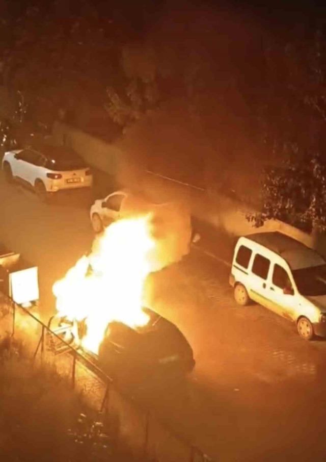 Samsun&rsquo;da park halindeki otomobil alev alev yandı 2