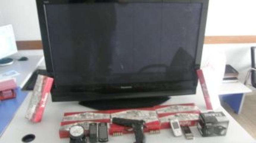 Ş&uuml;pheli ara&ccedil;tan &ccedil;alıntı eşya &ccedil;ıktı