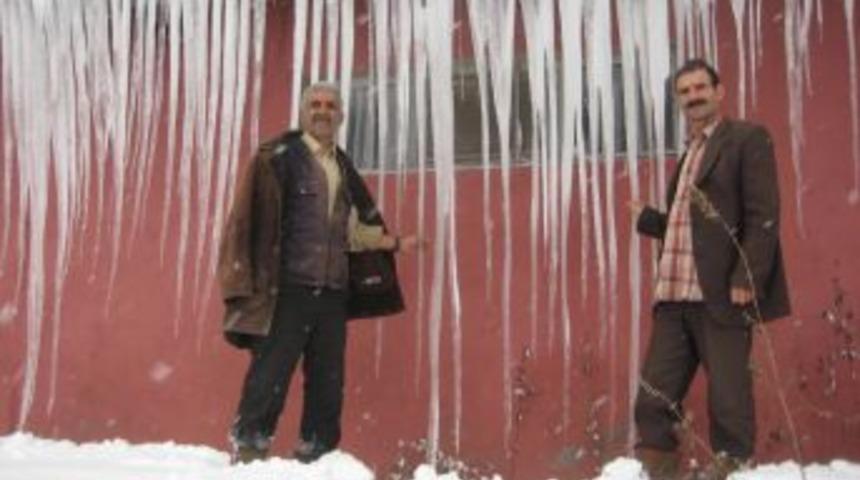 Erzurum&rsquo;da dev buz sarkıtları oluştu