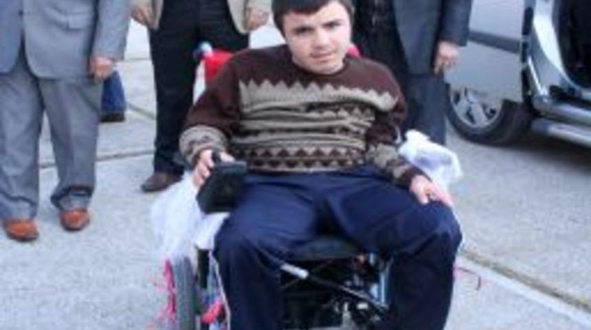 &Ouml;mer &Ccedil;elik&rsquo;ten engelli adaşına ak&uuml;l&uuml; tekerlekli sandalye