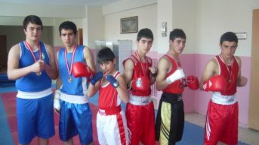 Paland&ouml;kenli boks&ouml;rler başarılara yumruk attı