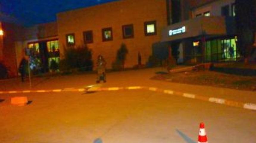 Havaalanındaki ş&uuml;pheli paketten turşu &ccedil;ıktı