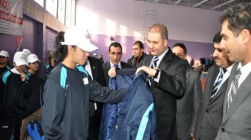 Muşlu kız sporculara sodes malzemeleri dağıtıldı