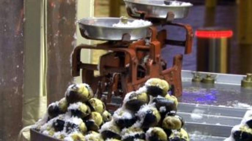 Aniden bastıran &lsquo;kar&rsquo; Taksim&rsquo;i beyaza b&uuml;r&uuml;d&uuml;