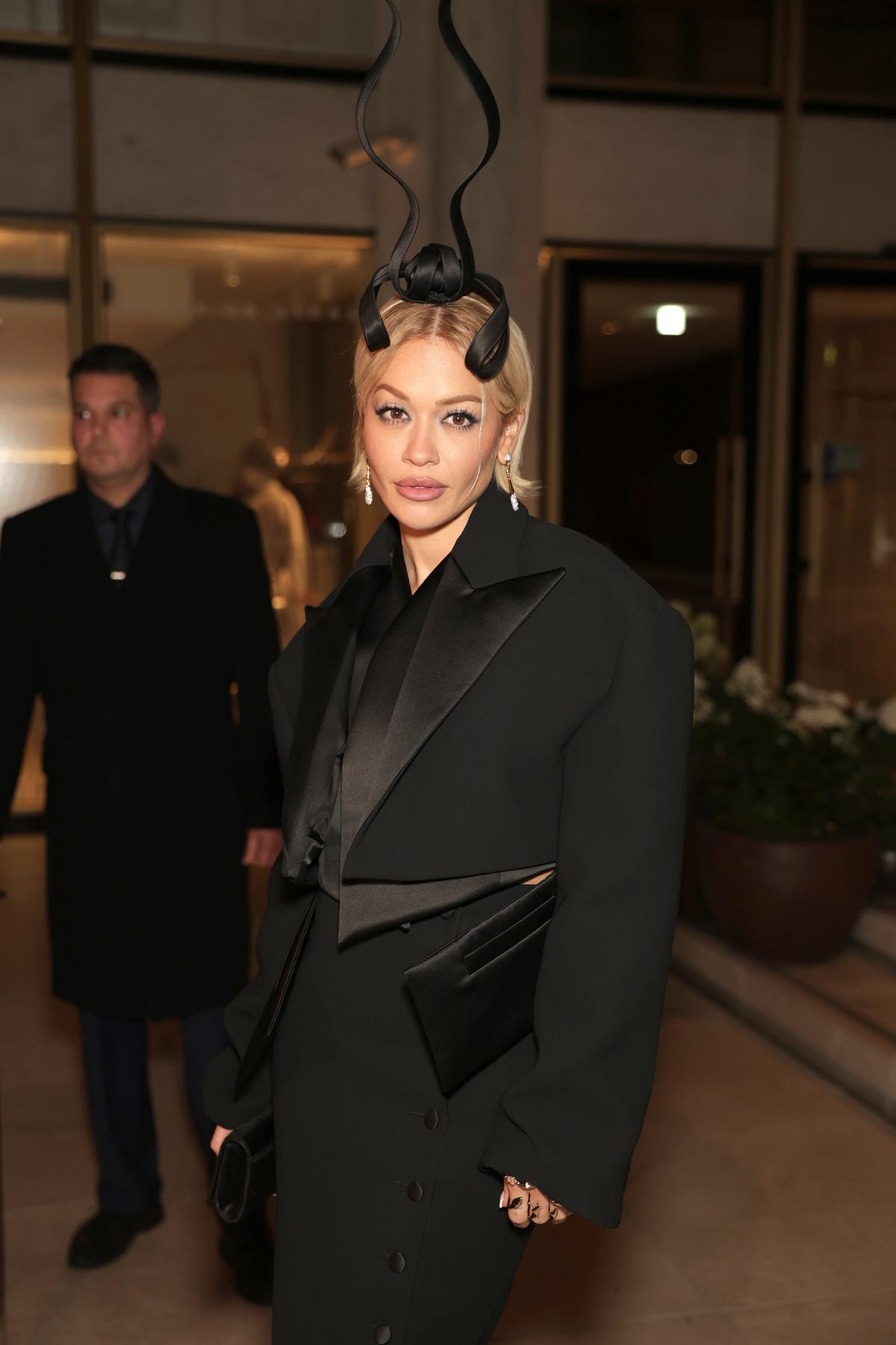 Siyah paltonun altından bambaşka bir görünüm çıktı! Rita Ora ya bakan bir daha baktı 1