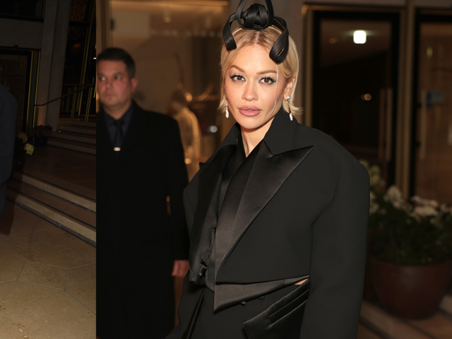 Siyah paltonun altından bambaşka bir görünüm çıktı! Rita Ora'ya bakan bir daha baktı