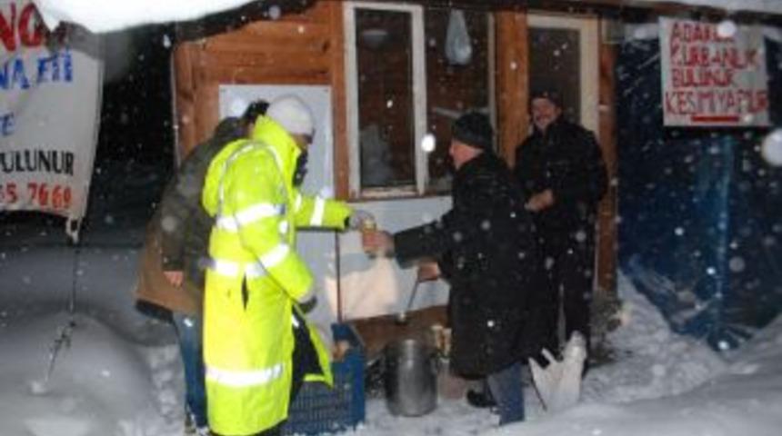 Yolda kalan şof&ouml;rlere Oda'dan &ccedil;orba