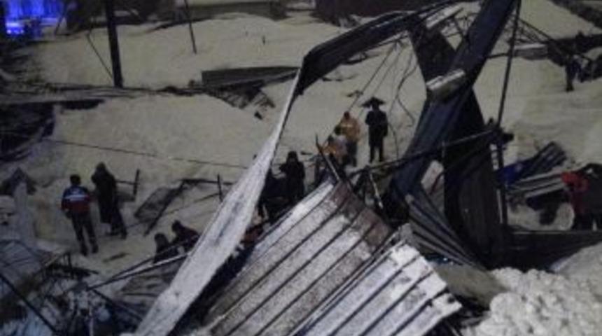 Zonguldak Valisi Ayyıldız: Pazar yeri &ccedil;atısı kardan &ccedil;&ouml;km&uuml;ş