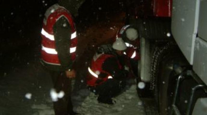 Kızılay ekipleri ara&ccedil;lara zincir takma yardımında bulundu