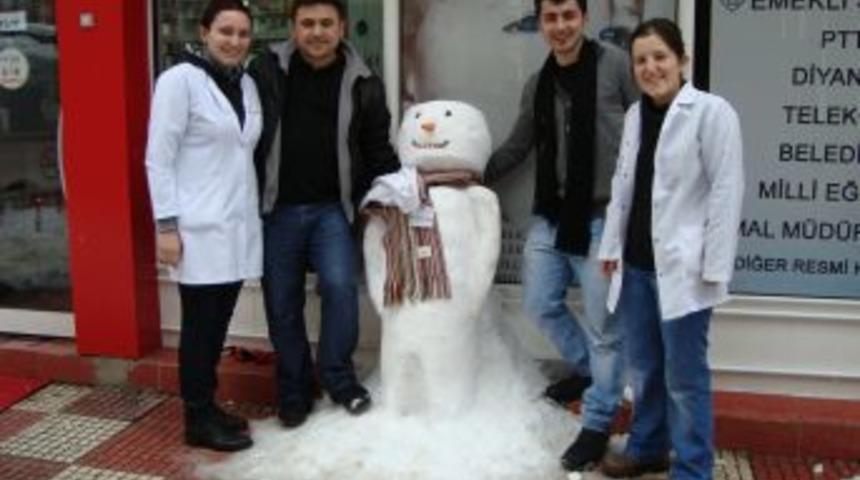 Boş kalan esnaflar kardan adam yaptı