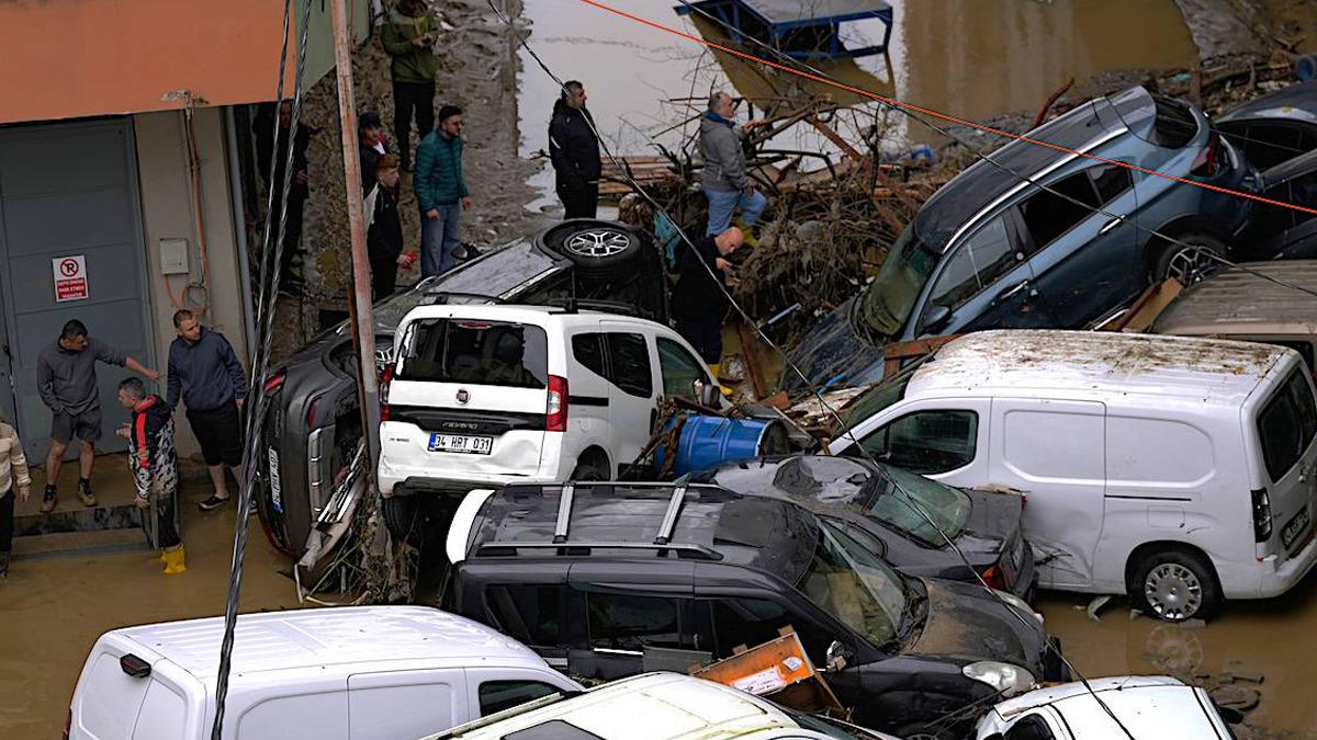 Vali Gül, İstanbul daki felakette son durumu açıkladı! 19 dükkan, 2 konut, 1 stat yıkılacak 2