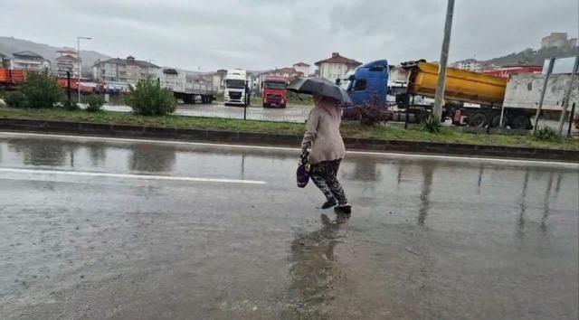 Bartın&rsquo;da sağanak yağış ve fırtına etkili oldu 3