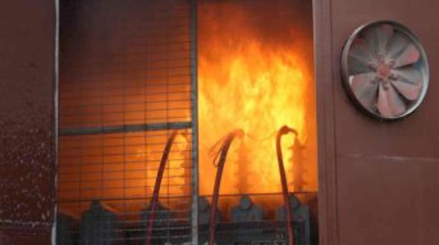 Şehir merkezindeki trafo yangını korkuttu