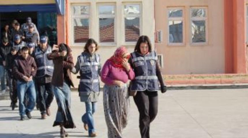 Uyuşturucu satıcısı 33 kişilik &ccedil;ete &ccedil;&ouml;kertildi
