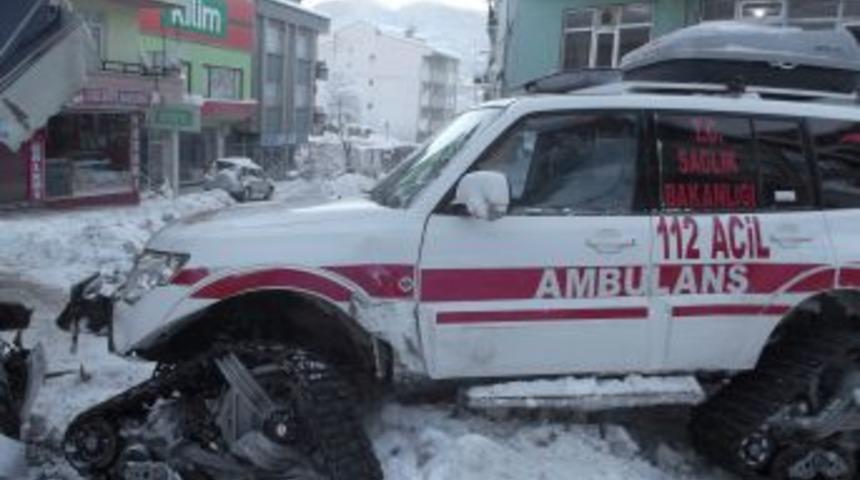 Hamile kadını taşıyan paletli ambulans kaza yaptı