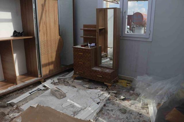 Şiddetli r&uuml;zgar &ccedil;atıyı s&ouml;kt&uuml;, ev harabeye d&ouml;nd&uuml; 6