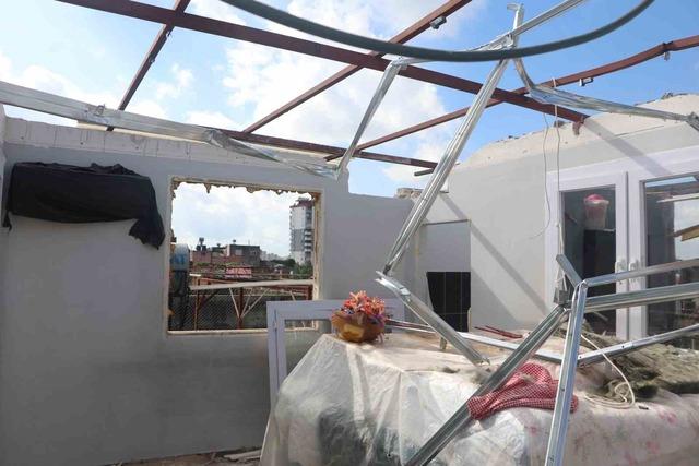 Şiddetli r&uuml;zgar &ccedil;atıyı s&ouml;kt&uuml;, ev harabeye d&ouml;nd&uuml; 5