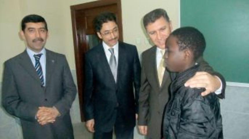 Kaymakam Dölek Ugandalı öğrencilerle görüştü