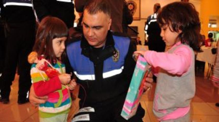 &Ccedil;erkezk&ouml;y Polisevi'nde misafir edilen depremzedelere yardım