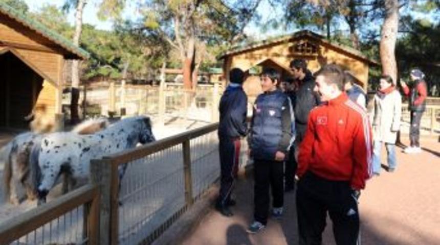 Milli bisiklet&ccedil;iler hayvanat bah&ccedil;esini gezdi