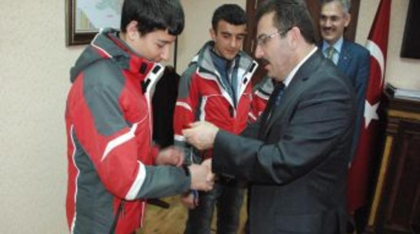 Altınok, kayakçılara altın hediye etti