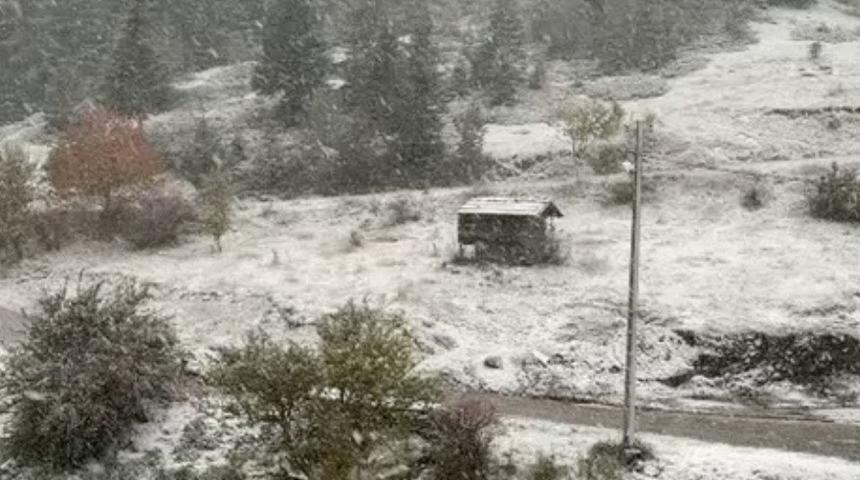 Kastamonu&rsquo;da y&uuml;ksek rakımlı yerleşim yerleri beyaza b&uuml;r&uuml;nd&uuml;